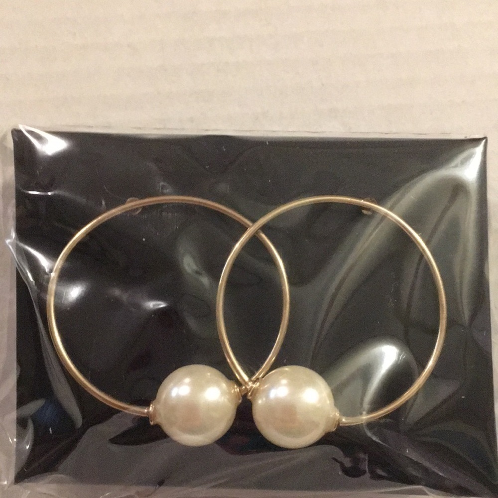 Avon Post Circle with pearl earrings (M)